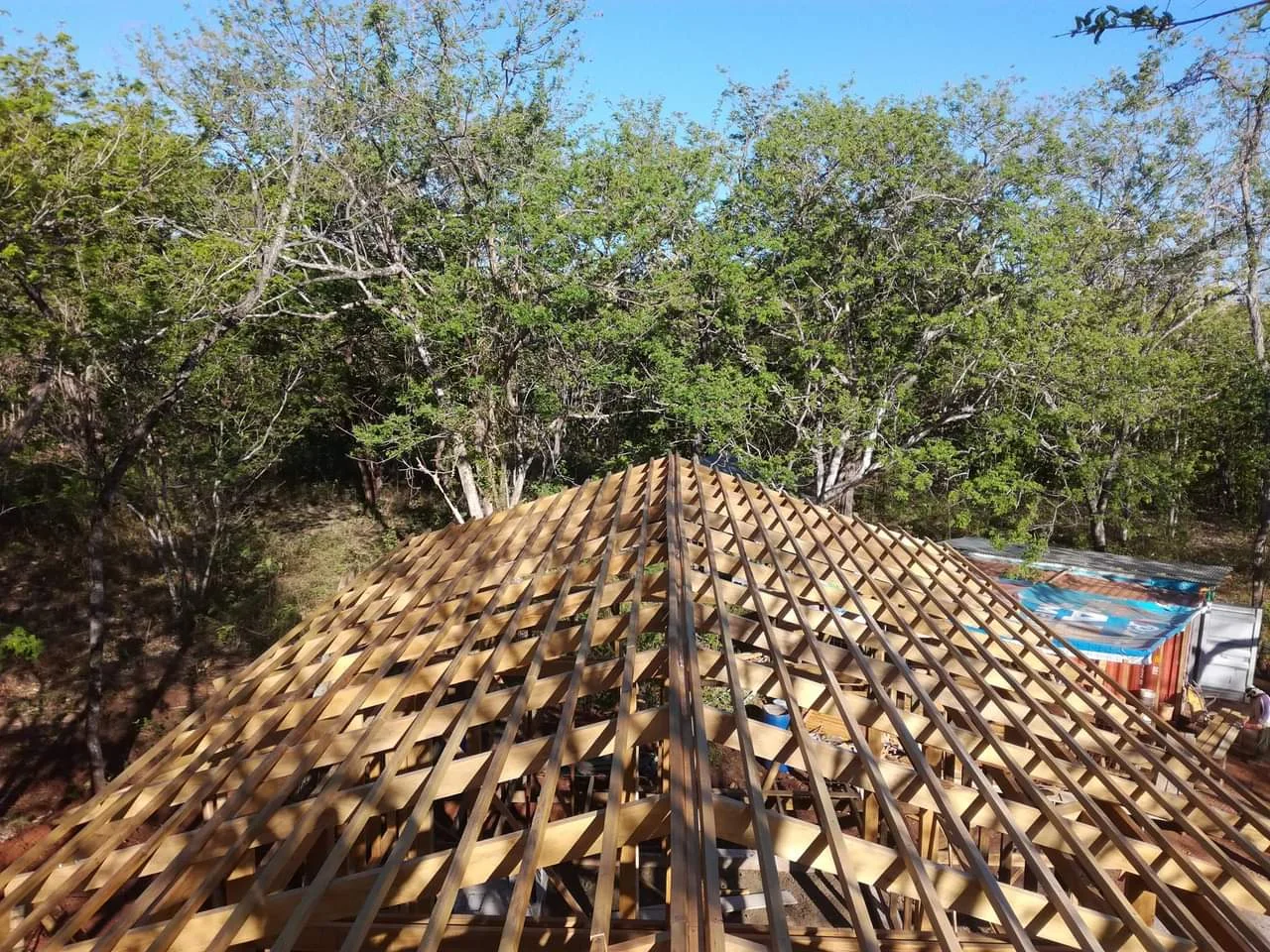Trabajo artesanal en la estructura de madera de una casa